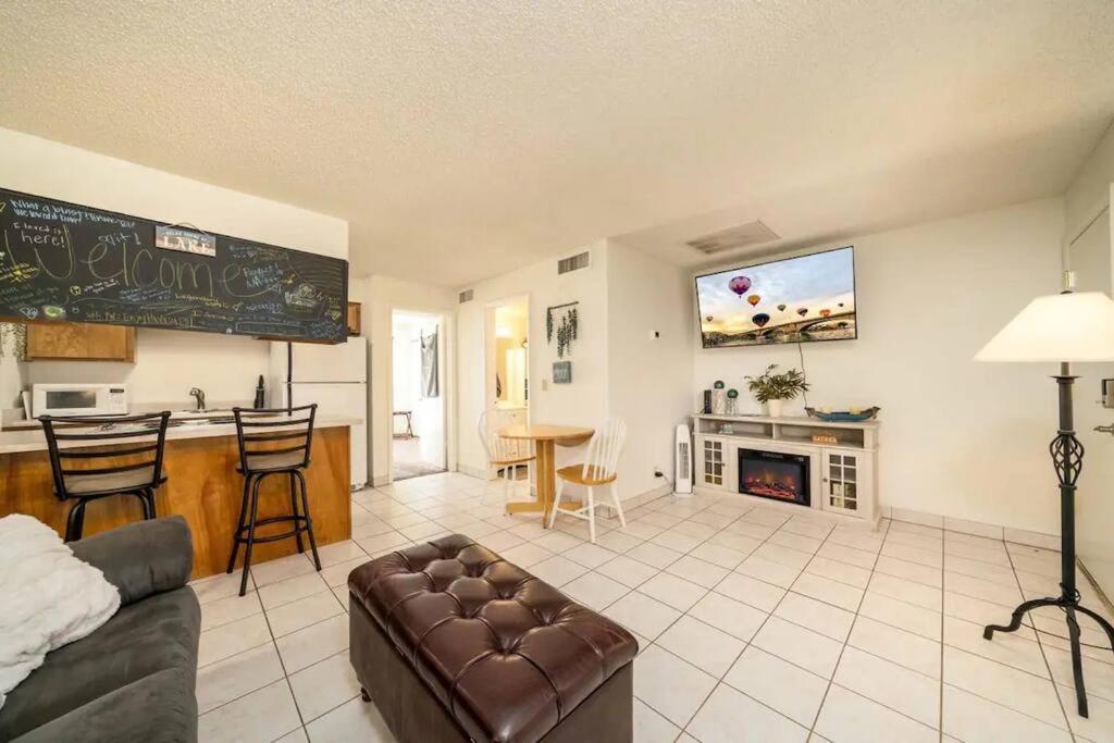 Pool King Lake Suite-Walk To Dt & Lake! Lake Havasu City Exterior photo